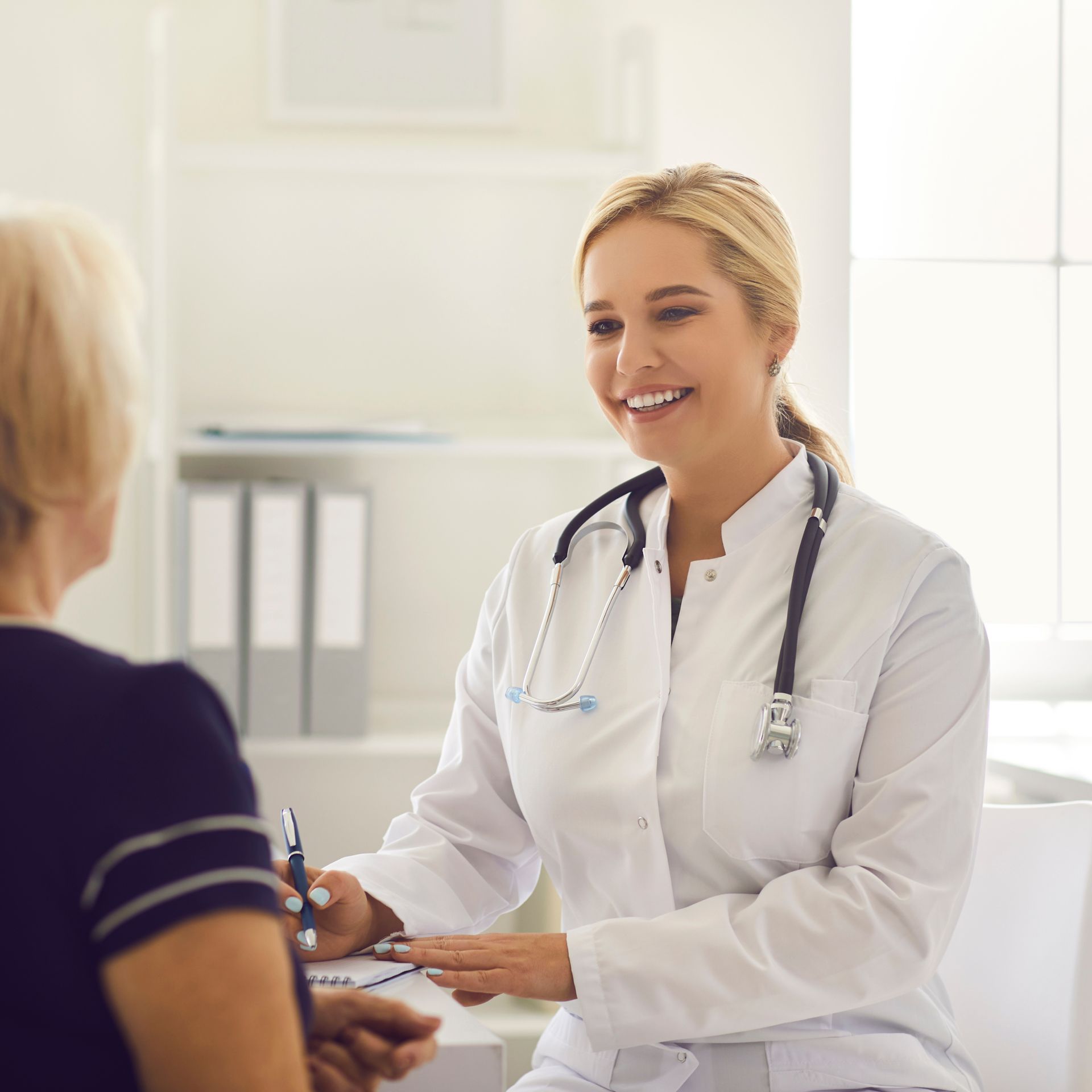 Médica atendiendo a una paciente en consulta